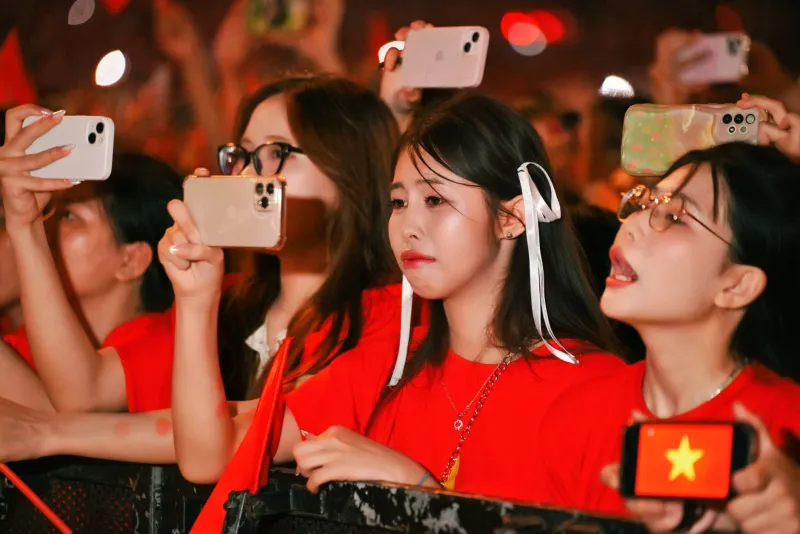 Soft-Blocking the Stan Life: The Gen Z Exit From Celebrity Obsession Is Already in Progress